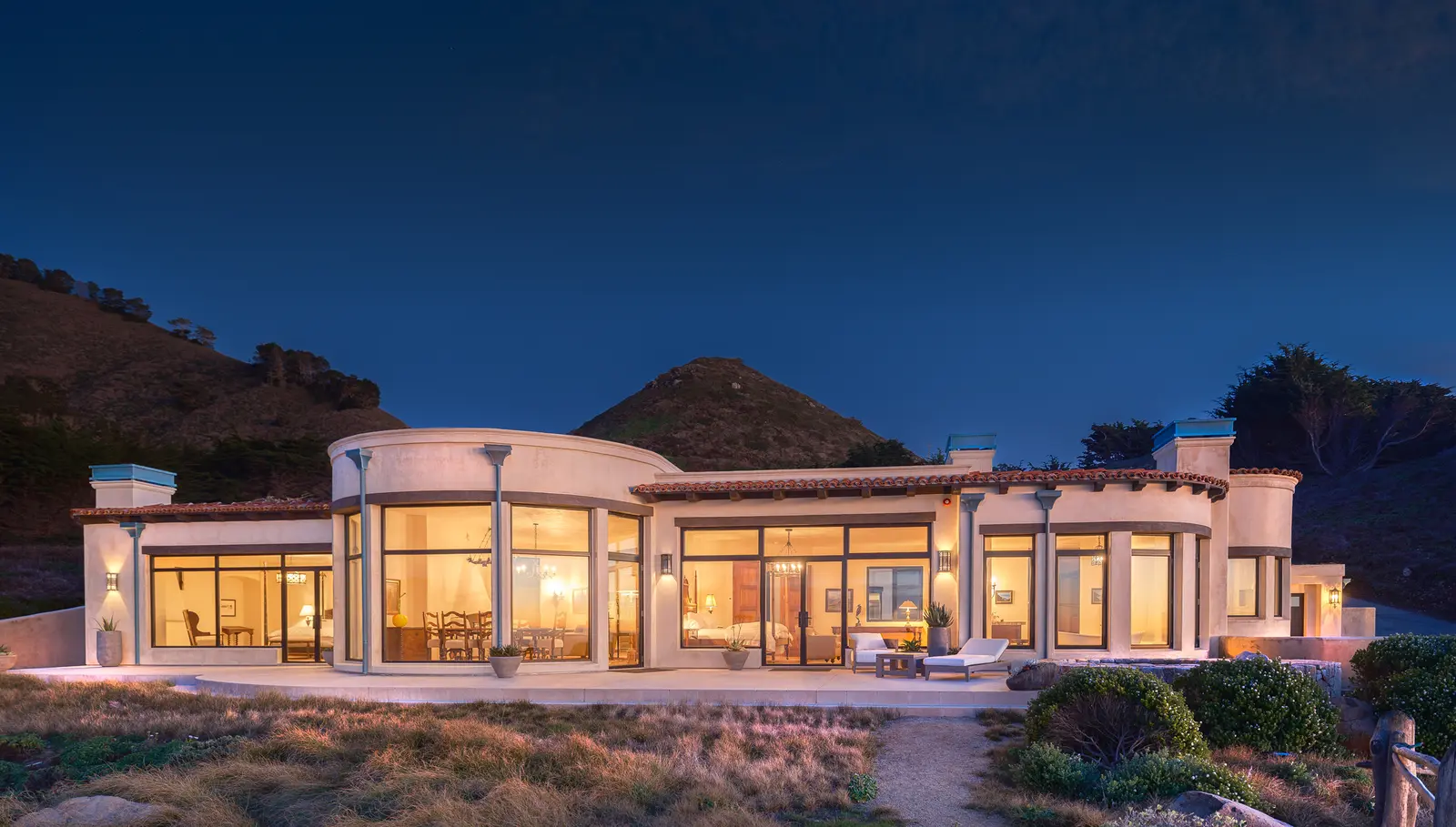 Adobe-style home at twilight — architectural photography by Manny Espinoza